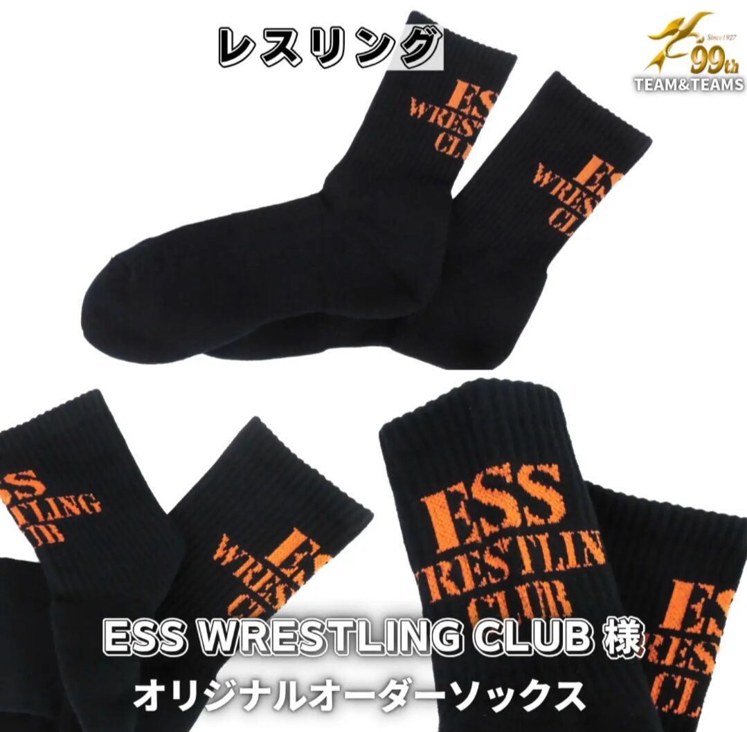 Pair of black athletic socks with bold orange 'ESS WRESTLING CLUB' text, shown in a promotional collage with Japanese caption.